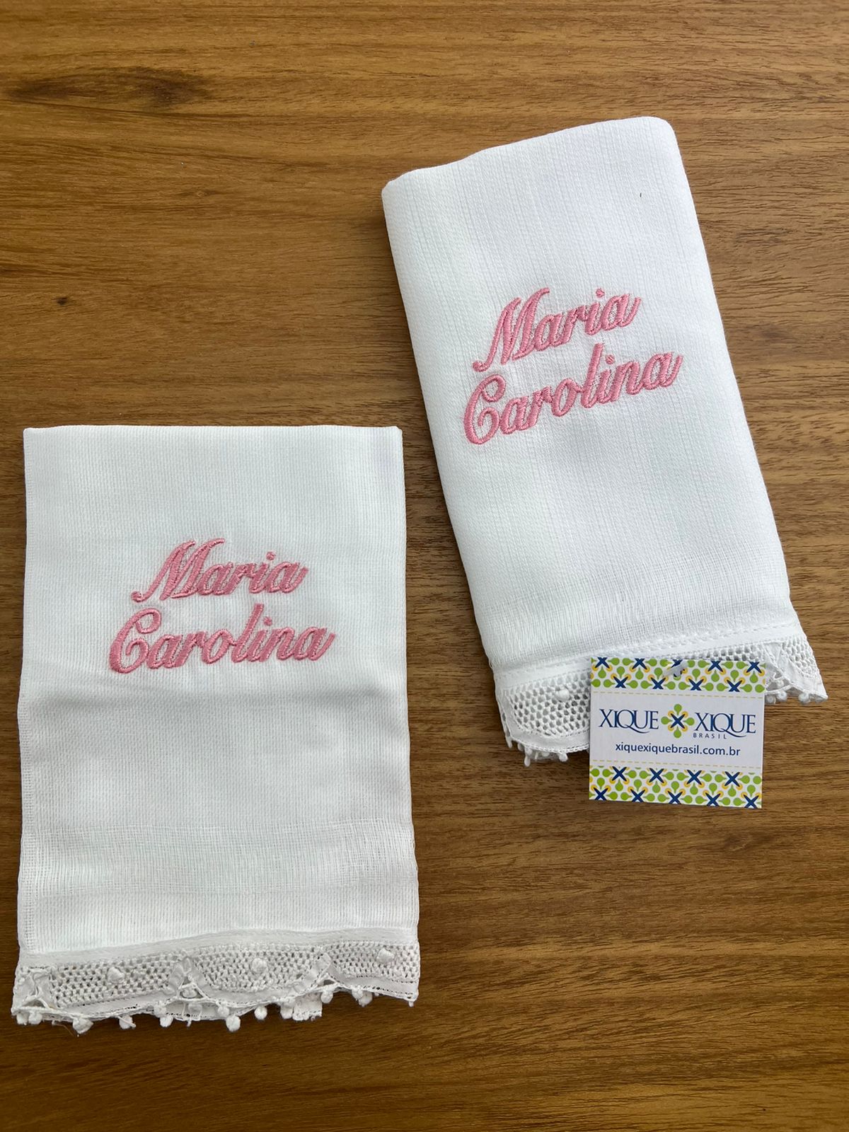 zSaldão Combo já personalizado com nome Maria Carolina na cor rosa (Fralda de ombro e pano de boca) 