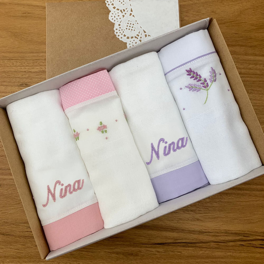 xKit 2 Fraldas personalizadas (rosa e lilás) + Fralda duo floral + fralda lavanda