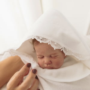 Toalha Renda Renascença Bebê Capuz Floral Branco